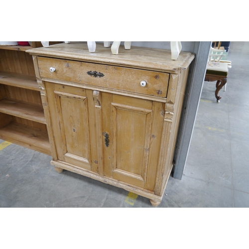 2321 - A Victorian pine side cupboard