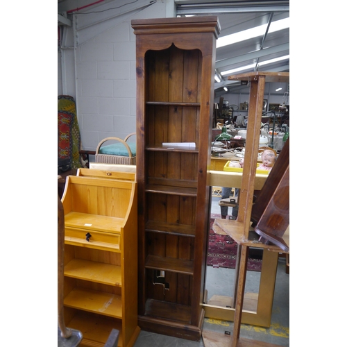 2455 - A tall and slim pine bookcase