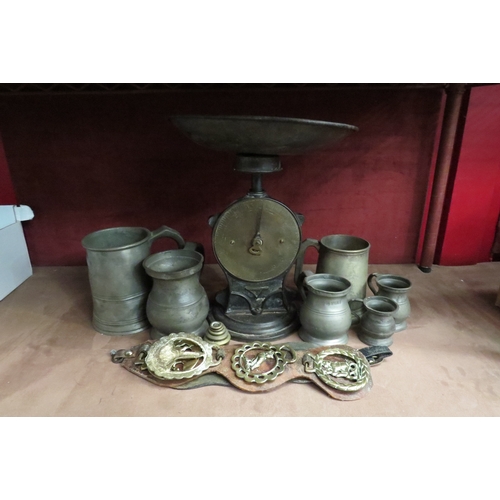 4463 - A selection of pewter tankards, Salters scale and horse brasses