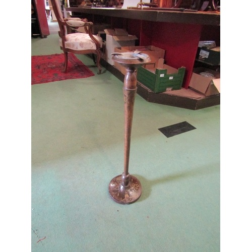 4169 - A hand-painted Oriental floor-standing ashtray with a table lighter and a gun rack (3)