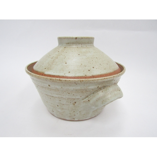 7125 - GWYN HANSSEN PIGGOTT (1935-2013) A Wenford Bridge Pottery lidded soup tureen, oatmeal glaze. Impress... 