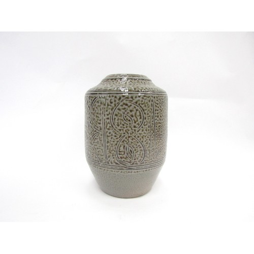 7059A - RAY FINCH (1914-2012) A Winchcombe Pottery salt glazed vase with line detail. Impressed seal. 20cm h... 