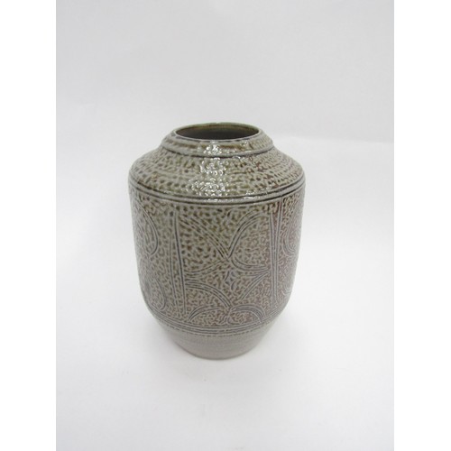 7059A - RAY FINCH (1914-2012) A Winchcombe Pottery salt glazed vase with line detail. Impressed seal. 20cm h... 