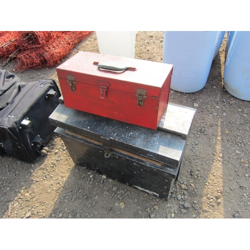 3372 - A metal tool box and a wooden tool box containing tools