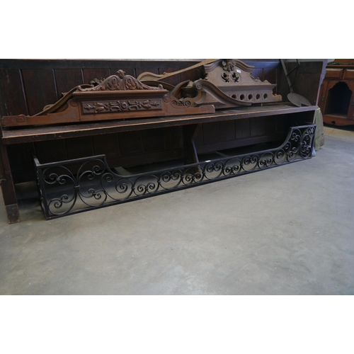 3572 - A large wrought iron fender 220cm wide