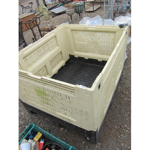 3428 - A plastic box pallet with fold-down sides