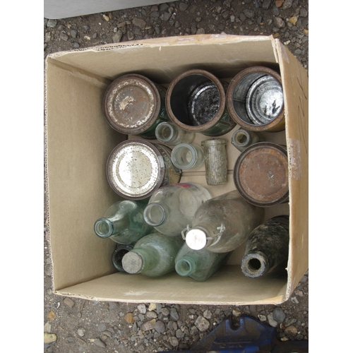 3475 - A box of bygone bottles and tins         (E) £5-8