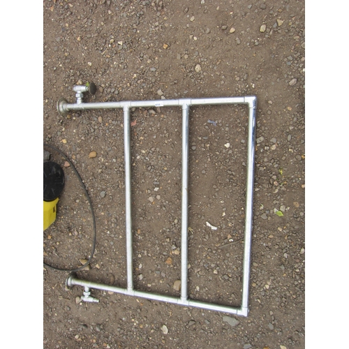 3520 - A chromed towel rail