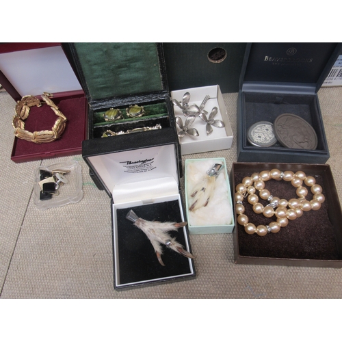 1291 - A quantity of mainly mid 20th Century costume jewellery to include a yellow metal link cocktail brac... 