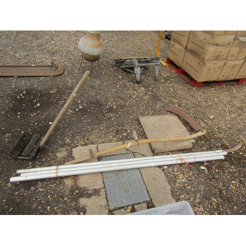 3548 - A quantity of mixed including a boot brush, scythe, draining board and long reach pruner