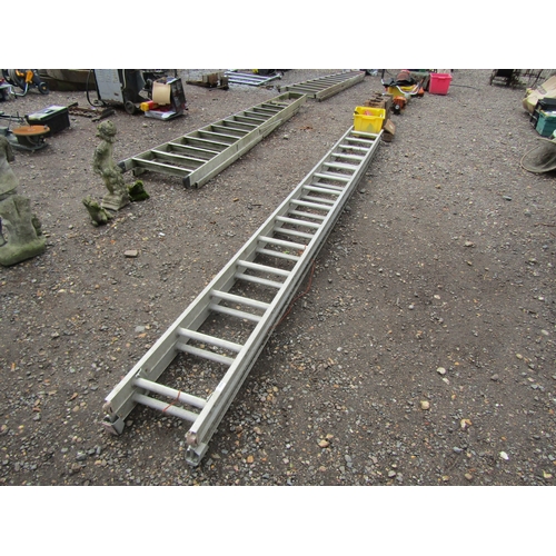 3554 - An aluminium extension ladder