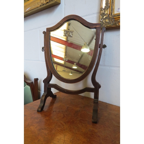 1022 - A Georgian mahogany gent's shaving mirror, shield shaped, 38cm tall