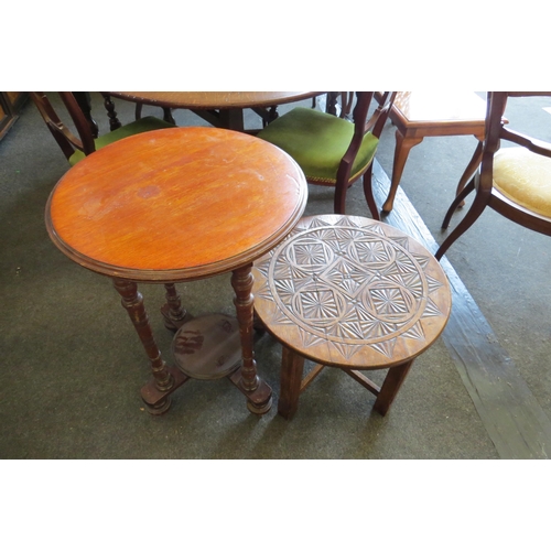 1033 - A Victorian walnut circular top occasional table, raised on turned supports, 72cm tall x 52cm diamet... 