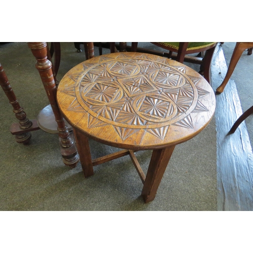 1033 - A Victorian walnut circular top occasional table, raised on turned supports, 72cm tall x 52cm diamet... 