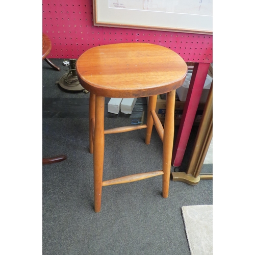 1080 - An oval seat high stool, 65cm tall   (R) £10            (E) £10-15