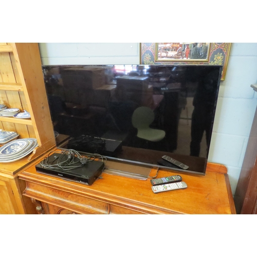 1086 - A Panasonic TV model TX-50CX680B with remote and accessories, 128cm with stand      (E) £50-100