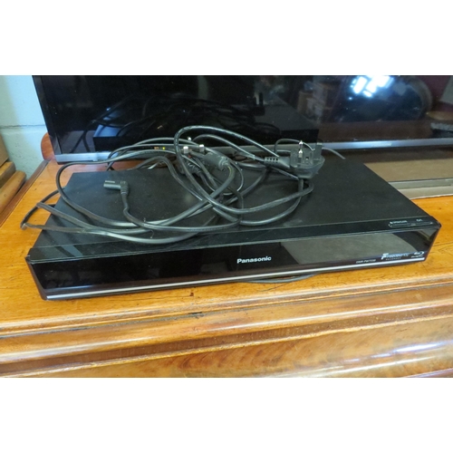 1086 - A Panasonic TV model TX-50CX680B with remote and accessories, 128cm with stand      (E) £50-100