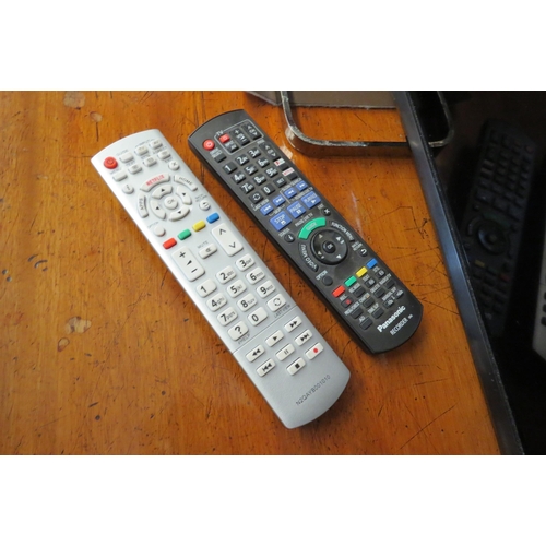 1086 - A Panasonic TV model TX-50CX680B with remote and accessories, 128cm with stand      (E) £50-100