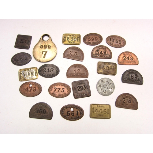 8164 - A quantity of brass and copper pay checks and tokens, all relating to GWR and BR (W) examples includ... 