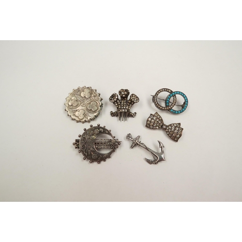 1305 - A group of silver and white metal brooches including anchor theme, stone set, etc    (C)