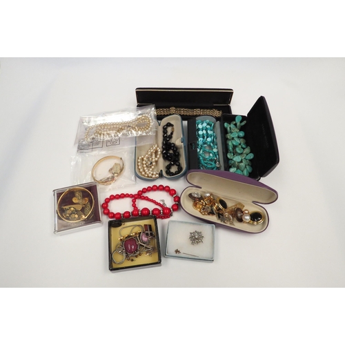 1307 - A quantity of costume jewellery, necklaces, earrings, brooches