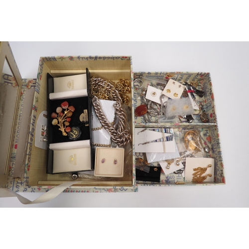 1308 - A jewellery box with bijouterie contents