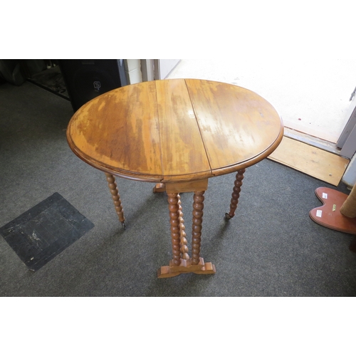 1103 - A drop-leaf occasional table with bobbin turned supports