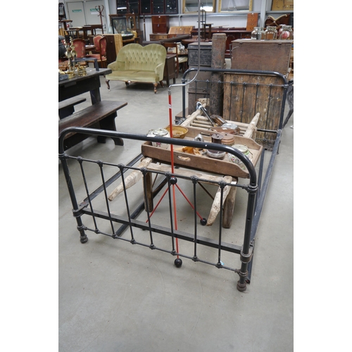 2034 - A painted cast iron daybed frame