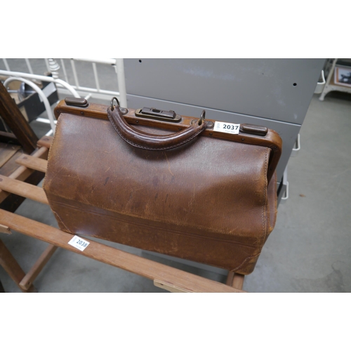 2037 - A leather doctors bag