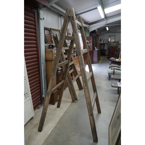 2071 - A wooden trestle 200cm