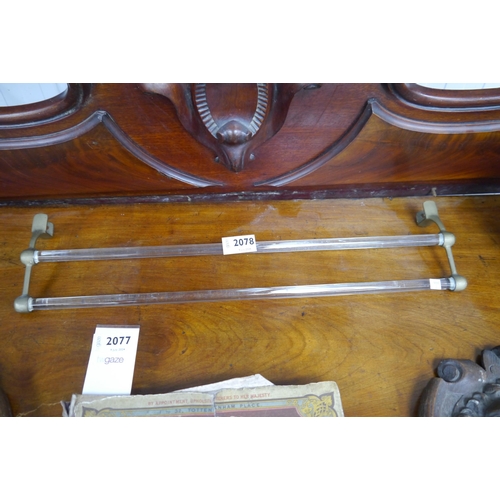 2078 - A 1920's brass and glass towel rail