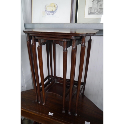 2107 - A nest of three mahogany fitting tables