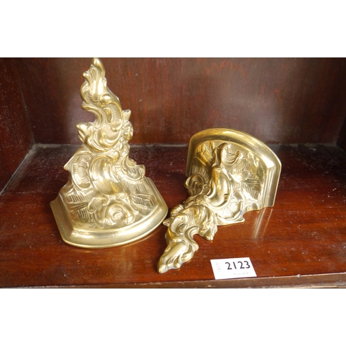 2124 - A pair of brass wall brackets