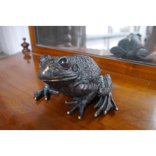 2150 - A figure of a frog