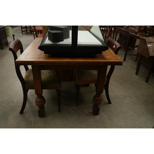 2225 - A 1940's oak draw-leaf table