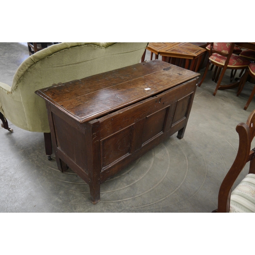 2232 - A Georgian oak coffer   (R) £85