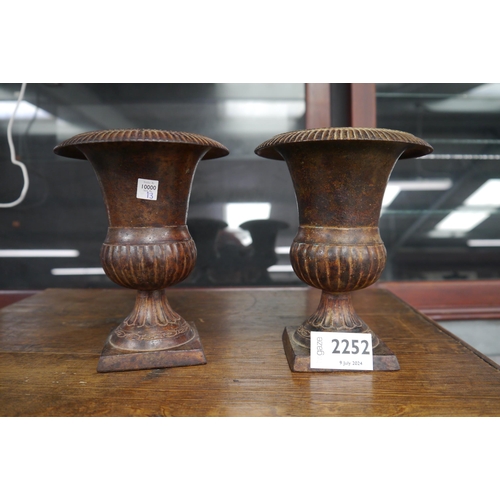 2252 - A pair of small metal urns