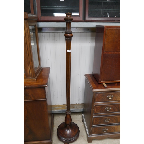 2253 - A mahogany standard lamp