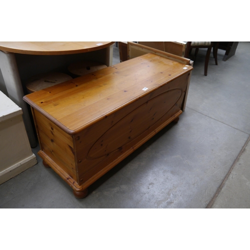 2269 - A modern pine blanket box   (E) £20-30