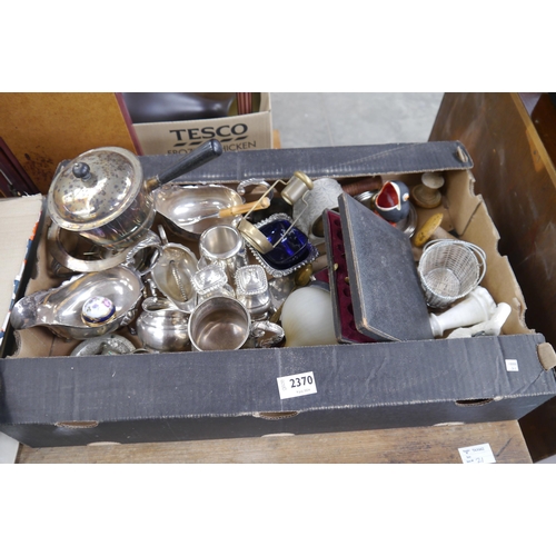 2370 - A box of mixed sundries