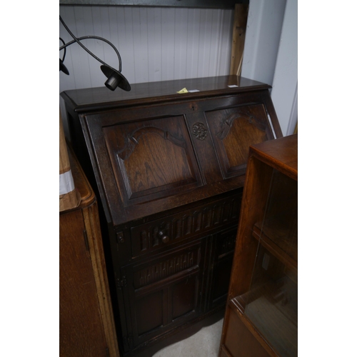 2395 - An oak Old Charm style bureau