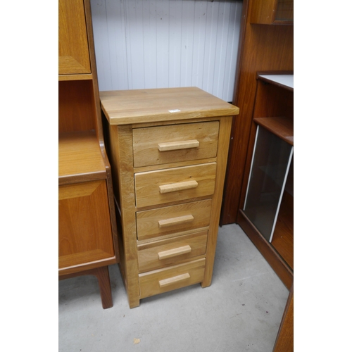 2414 - A modern oak chest of five drawers