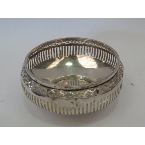 1094 - A late Victorian silver dish of rounded rectangular form with pierced rim. Sheffield 1899.
A George ... 