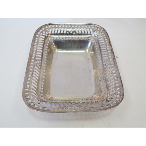 1094 - A late Victorian silver dish of rounded rectangular form with pierced rim. Sheffield 1899.
A George ... 