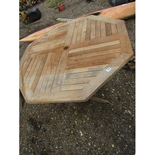 3392 - A hardwood garden table