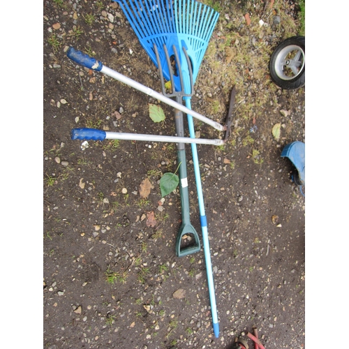 3502 - A garden fork, rake and edgers