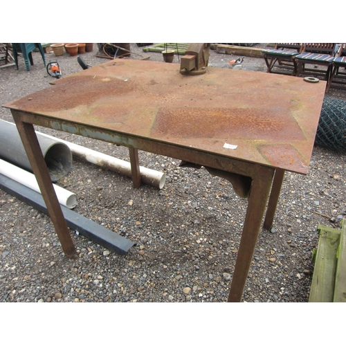 3515 - A welder's bench with vice