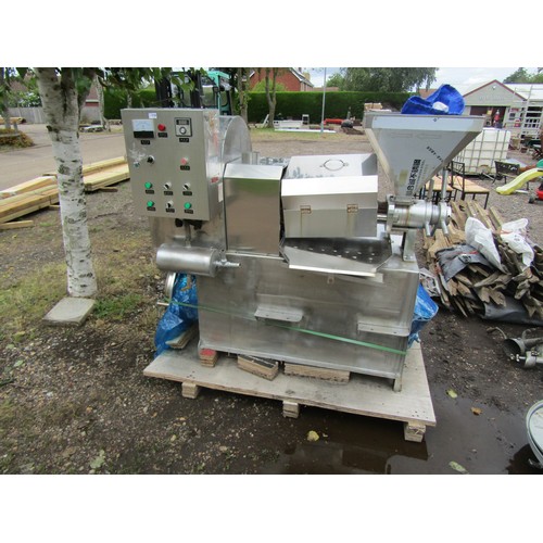 3536 - A stainless steel industrial plastic moulding machine.  DTI FAILURE:  Please see information pages  ... 