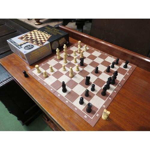 4215 - A set of wooden chess pieces and chess board     (R) £0 (E) £10-15