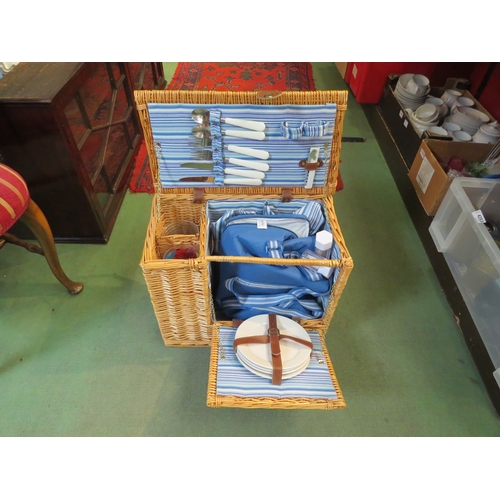 4225 - A picnic hamper with contents